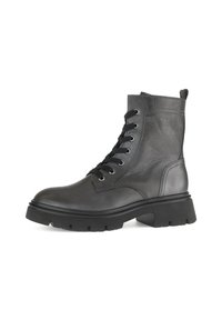 Combat boot in pelle grigio scuro con lacci neri e suola spessa con battistrada, dotata di un passante sul retro e cuciture rinforzate.