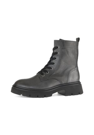 Bota de combate de cuero gris oscuro con cordones negros y suela gruesa con dibujo, que presenta una asa en la parte trasera y costuras reforzadas.