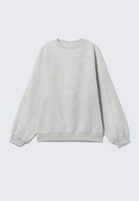Sudadera gris claro con cuello redondo, mangas raglán y puños y dobladillo de canalé. Textura suave sin patrones o detalles visibles.