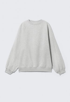 Sweatshirt gri deschis cu decolteu rotund, mâneci raglan și manșete și tiv ribbificate. Textură netedă, fără modele sau detalii vizibile.