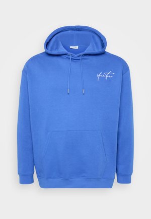 Blauwe hoodie van zacht materiaal, met een voorvak, trekkoordcapuchon en een klein wit logo op de borst. Standaard pasvorm.