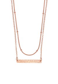 Roze-gouden ketting met twee kettingen: één glad en één met textuur, met een rechthoekige hanger die een verhoogd geometrisch patroon toont.