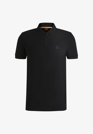 Camisa polo preta com colarinho com fecho, feita de tecido liso. Apresenta um pequeno emblema no canto superior esquerdo e um colarinho interior laranja.