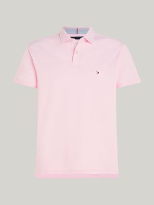 Camisola polo em algodão rosa claro, com colarinho, pala de botão dupla e um pequeno logótipo no lado esquerdo do peito. Detalhe interior do colarinho às riscas.