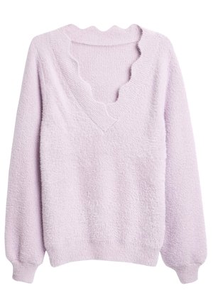 Pull duveteux violet clair à manches longues avec un col en V festonné sur fond blanc.
