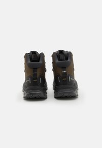 Bocanci de drumeție maro și negri, cu un design înalt, fabricați dintr-un material sintetic texturat, având Gore-Tex impermeabil și tălpi din cauciuc rezistent.