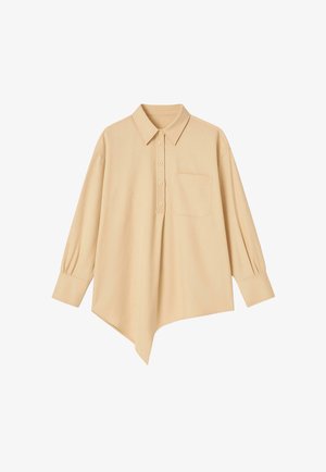 Camisa beige de manga larga con botones y cuello puntiagudo, bolsillo en el pecho frontal y dobladillo asimétrico sobre un fondo blanco.