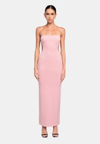 Robe maxi en tricot côtelé dans un rose doux, avec de fines bretelles spaghetti, une silhouette ajustée et un ourlet droit.