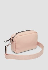 Rosa synthetische Lederhandtasche in rechteckiger Form, mit silbernem Reißverschluss und verstellbarem Tragegurt mit eingeprägtem Text. Glatte Oberfläche mit genähten Details.