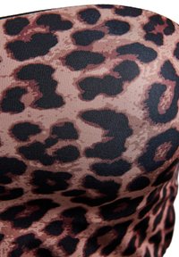 Tessuto a stampa leopardata in un caldo beige con macchie marrone scuro. Texture liscia con una leggera lucentezza, progettato per abbigliamento o accessori.