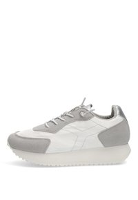 Zapatilla gris y blanca con un diseño de materiales mixtos que combina ante y cuero. Punta redondeada, cordones planos y suela de goma gris clara.