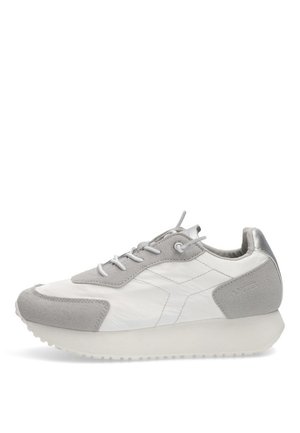 Zapatilla gris y blanca con un diseño de materiales mixtos que combina ante y cuero. Punta redondeada, cordones planos y suela de goma gris clara.
