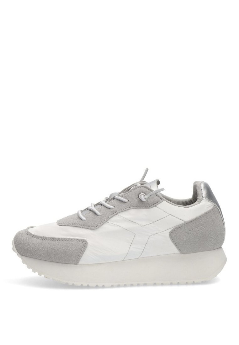 Zapatilla gris y blanca con un diseño de materiales mixtos que combina ante y cuero. Punta redondeada, cordones planos y suela de goma gris clara.