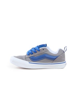 Grauer und blauer Sneaker mit weißer Sohle, blauen Schnürsenkeln und Seitenstreifen, von der Außenseite auf weißem Hintergrund gesehen.
