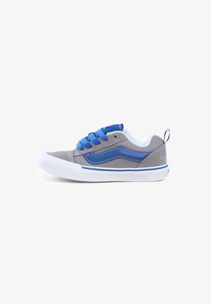 Szaro-niebieski niski sneaker z białą podeszwą, niebieskimi sznurówkami i bocznym paskiem, widziany od zewnętrznej strony na białym tle.