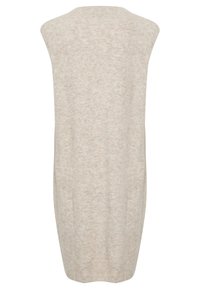 Beżowa bezrękawnikowa sukienka dzianinowa, miękka w dotyku z delikatnym połyskiem, dopasowana przy ramionach, delikatnie zwężająca się w talii, z długością do połowy łydki.