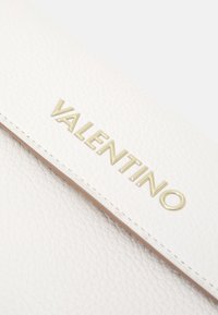Valentino Bags ALEXIA - Mala de mão - bianc/cuoi