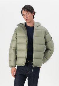 Tommy Jeans HOODED LOGO PUFFER - Chaqueta de invierno - utility sage