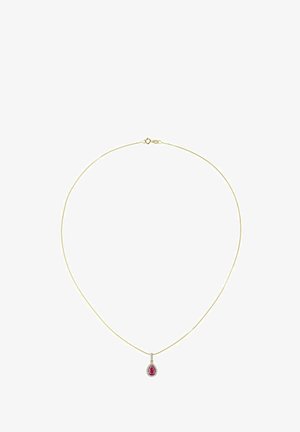Zlatna ogrlica s tankim lancem i privjeskom u obliku suze, na kojem se nalazi središnji crveni dragi kamen okružen malim prozirnim kamenjem.