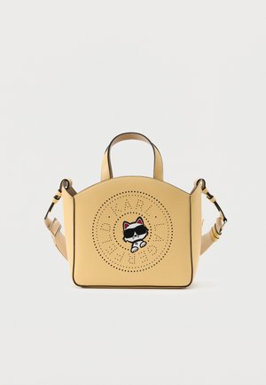 Gele handtas met korte handvatten en verstelbare riem, voorzien van een cirkelvormig geperforeerd logo en een kattenafbeelding met zonnebril.