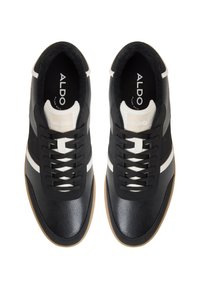 Sneaker sportive nere realizzate in pelle e tessuto, con strisce e lacci bianchi, una suola in gomma e un interno nero imbottito.