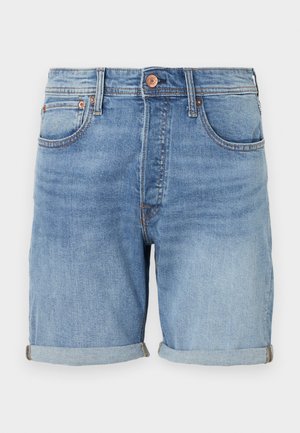 Ανοιχτό μπλε τζιν σορτς με κλασική γραμμή, πατημένη τελείωση, μπροστινές τσέπες και λεπτομέρειες από χαλκό στα κουμπιά. Μαλακή υφή και χαλαρός σχεδιασμός.