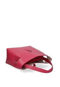 Borsa a tracolla in pelle rosa con una forma strutturata, dotata di chiusura a patta e manici lunghi e piatti. Texture liscia, hardware minimale.