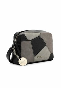 Borsa cosmetica a patchwork geometrico in nero, grigio e taupe. Realizzata in pelle testurizzata e suede, presenta una chiusura con zip e un accento in catena.