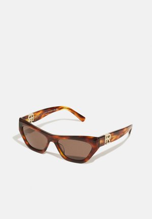Óculos de sol em tartaruga com lentes retangulares castanhas, apresentando acabamentos em dourado nas hastes e um design de armação geométrica.