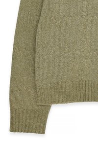 Oliwkowy sweter z dzianiny z prążkowanymi mankietami i dołem. Materiał wydaje się miękki o nieco teksturowanym wykończeniu, w jednolitym kolorze.
