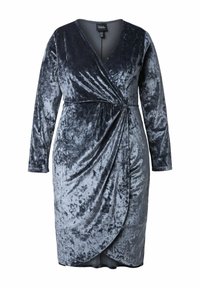 Dunkelgraues Samtkleid, lange Ärmel, V-Ausschnitt, Wickeldesign mit drapiertem Frontdetail, weiche Textur, glatte Oberfläche, knielang.