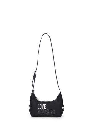 Črna torbica za čez ramo s srebrnim zadrgo in nastavljivim trakom, z velikim srebrnim besedilnim logotipom "LOVE MOSCHINO" na sprednji strani.