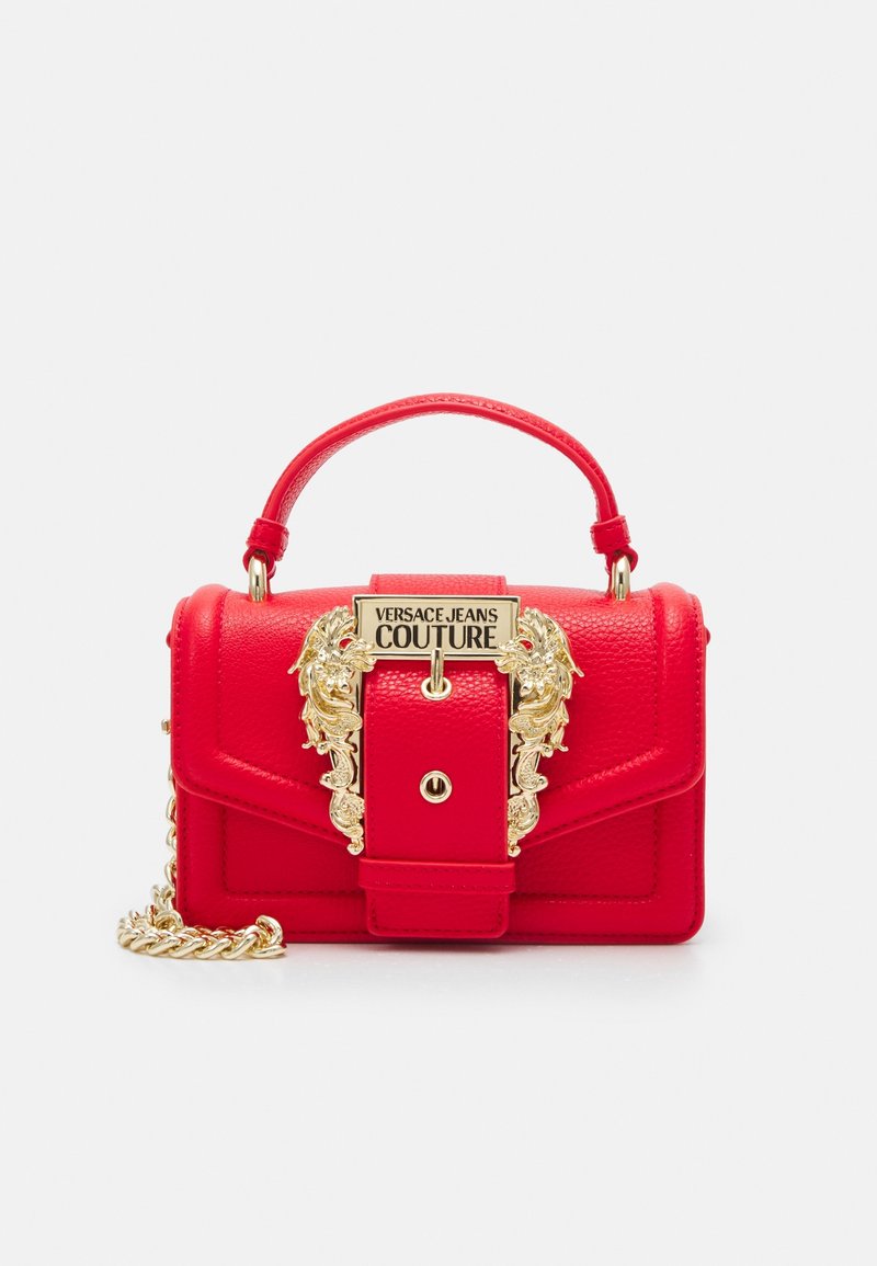 Borsa a mano rossa in pelle con finitura testurizzata, presenta una chiusura in tonalità oro con accenti decorativi e una tracolla rimovibile.