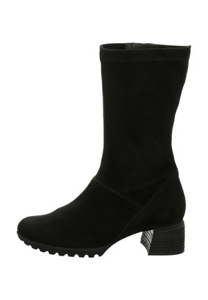 Zwarte suède enkellaarsjes met een ronde neus, een textuur bovenkant en een lage, blokhak met een geribbelde ontwerp voor extra grip.
