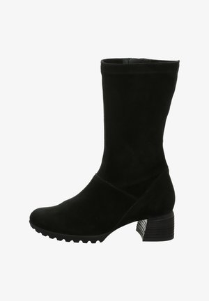 Zwarte suède enkellaarsjes met een ronde neus, een textuur bovenkant en een lage, blokhak met een geribbelde ontwerp voor extra grip.