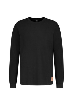Schwarzes Langarmshirt mit Rundhalsausschnitt und einem kleinen braunen rechteckigen Etikett nahe dem unteren Saum auf der rechten Seite.