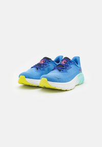 HOKA ARAHI 7 - Hardloopschoenen voor op de weg - virtual blue/cerise