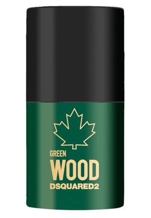 Bouteille cylindrique verte avec un capuchon noir. Présente un logo en forme de feuille d'érable dorée et du texte indiquant "GREEN WOOD" et "DSQUARED2" en lettres dorées.