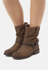 mtng PLANOS - Botines camperos - marron