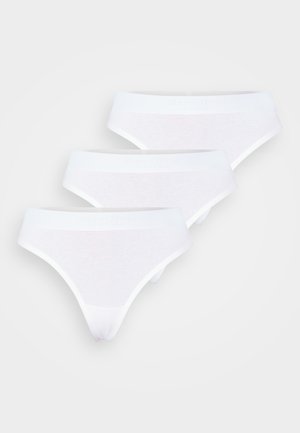 Witte katoenen stringondergoedset, met een gladde textuur en een comfortabele tailleband met subtiele branding. Drie stuks gepresenteerd.