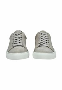 Sneakers in suede grigio con suole in gomma bianca, punta rotonda e design con lacci. Texture liscia senza motivi o accenti visibili.