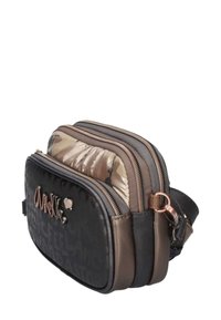 Schwarze synthetische Schultertasche mit zwei Reißverschlussfächern, ausgestattet mit einer strukturierten Oberfläche und Roségold-Akzenten. Innenfutter aus gemustertem Stoff.