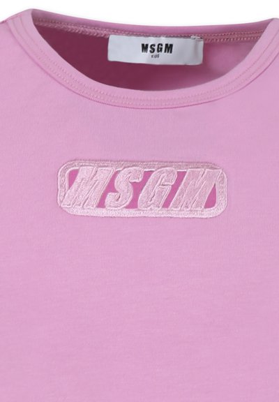 T-shirt in cotone rosa con collo tondo, maniche corte e logo MSGM ricamato in una texture a contrasto sul davanti.