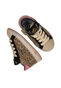 Schoenen met panterprint in zwart en beige suède, met een gestructureerd oppervlak, lichte roze accenten, beige veters en een transparante rubberen zool.