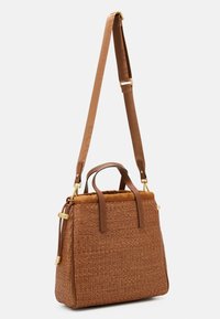 Bruinegeweven handtas met lederen accenten en handvatten. Heeft een afneembare strap en gouden hardware, gestructureerde vorm met een zachte bovenkant.