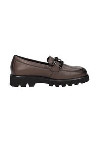 Braunes Leder-Loafer mit einem Metallschnallen-Detail, runder Zehenform und robuster schwarzer Gummisohle mit ausgeprägten Profilmustern.