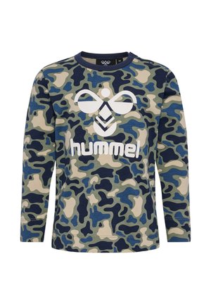 Langsleeve camouflage shirt in groen, blauw en beige, met een wit logo en grafisch ontwerp aan de voorkant, gemaakt van zachte stof.