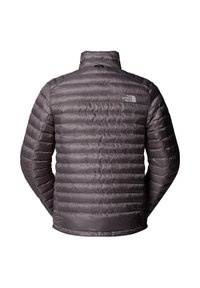 Šedá péřová bunda vyrobená z lehkého, prošívaného materiálu s vysokým límcem. Na horní části zad je umístěno logo. Hladká textura, aerodynamický design.