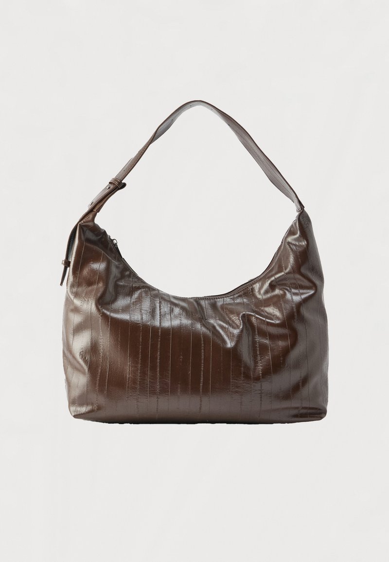 Geantă maro de umăr realizată dintr-un material lucios cu textură verticală în relief. Are o singură bareta ajustabilă și o închidere cu fermoar.