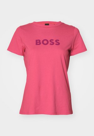T-shirt in cotone rosa con collo rotondo e maniche corte, con la scritta "BOSS" stampata in bold lettere viola sulla parte anteriore.